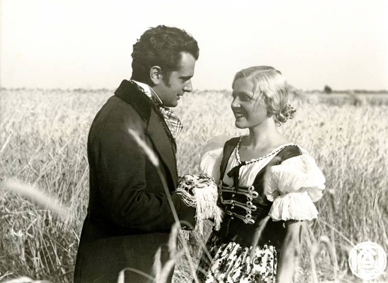 Marta Eggerth and Hans Jaray star in the film Leise Flehen Meine Lieder